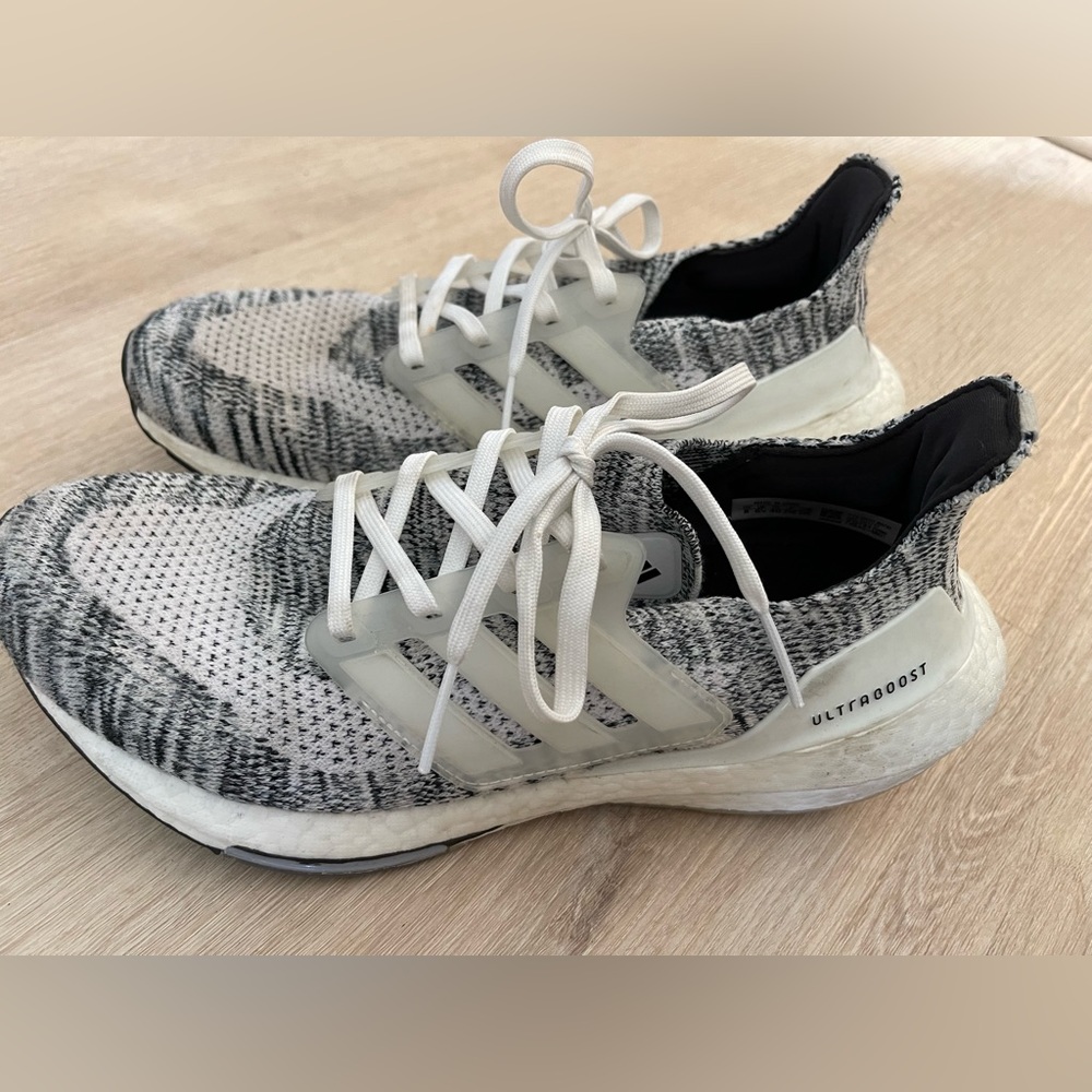 Women’s adidas Ultra Boost 21 size 8 white/black